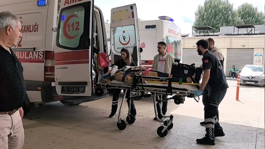 Bursa'da 2 otomobil kafa kafaya arpt: 8 yaral