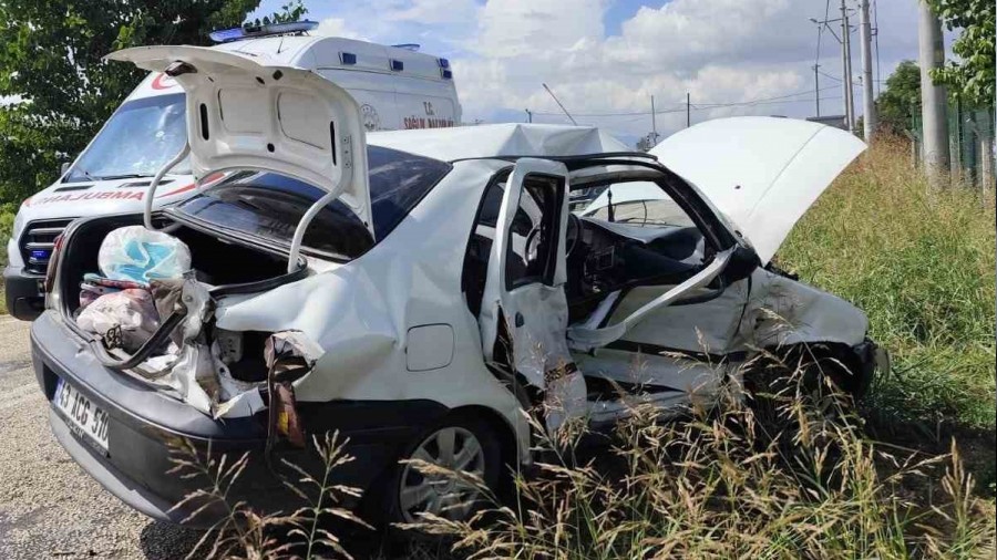 Bursa'da 2 otomobil kafa kafaya arpt: 8 yaral