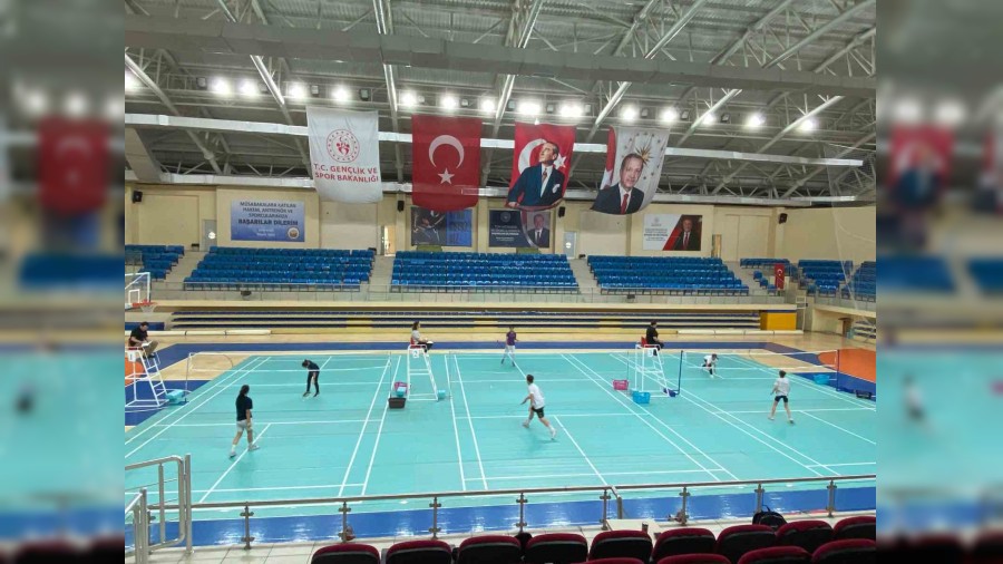 Badminton msabakalar katlmclar arasnda dostane rekabetle oynand