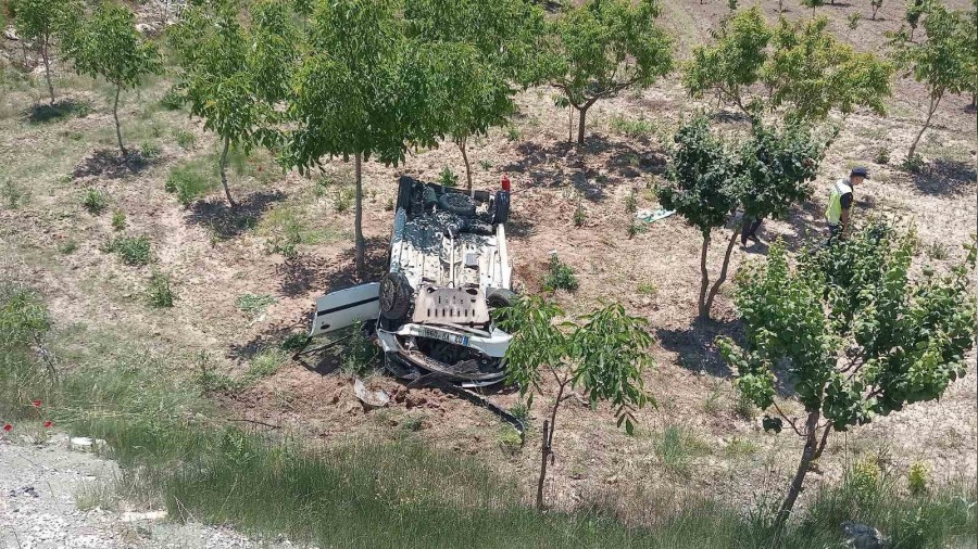 Bilecik'te otomobil arampole utu, 3 kii yaraland