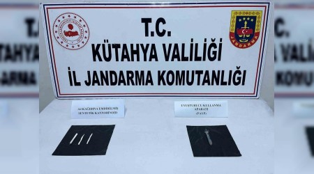 Ktahya'da uyuturucu ele geirilen arataki 3 kiiden 2'si tutukland