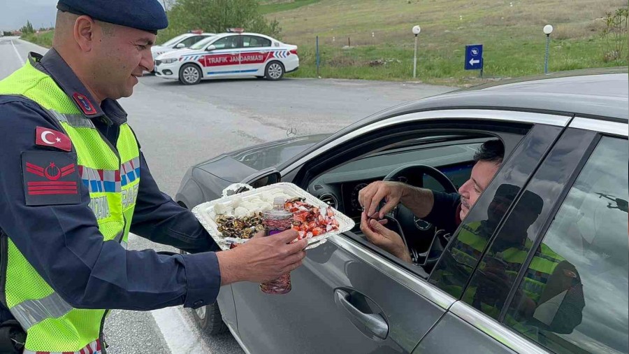 Jandarma srcleri lokum ve ikolata ile durdurdu